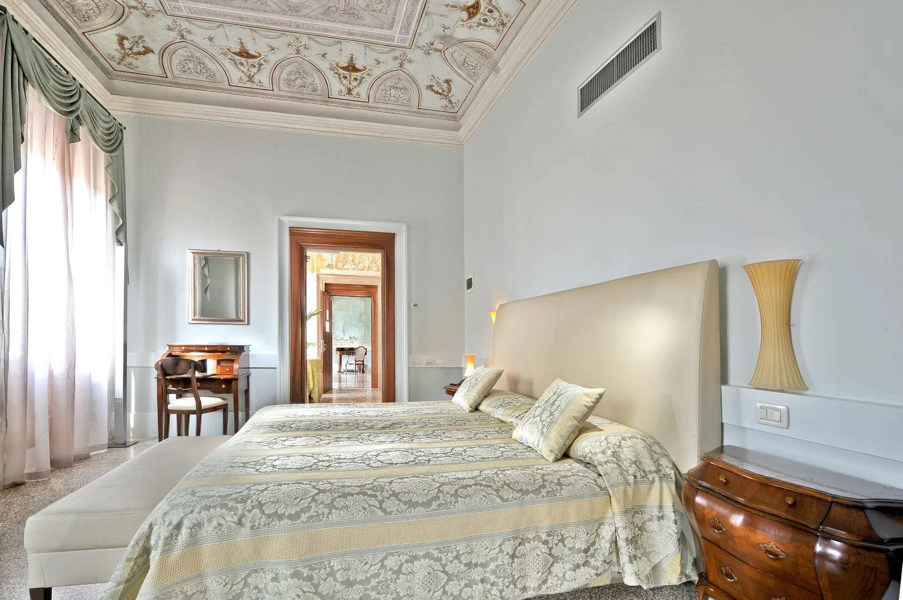 Deluxe room at Palazzo Vitturi with original 16th-century frescoed ceiling