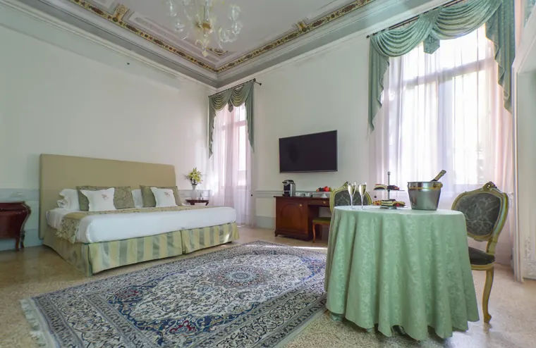 Junior Suite at Palazzo Vitturi with decorated ceiling and persian rug