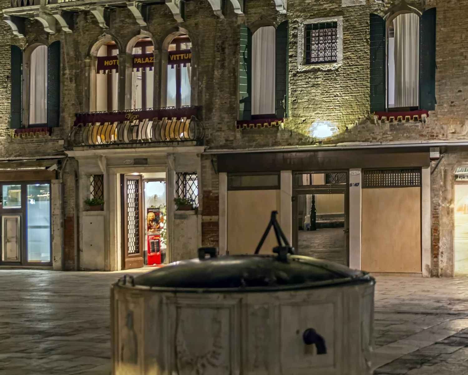 Campo Santa Maria Formosa at night with its stone well, in front of Palazzo Vitturi